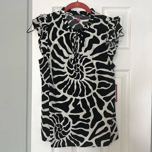 NWT Vince Camuto Black White Printed Flutter Sleeve Blouse - Picture 1 of 11